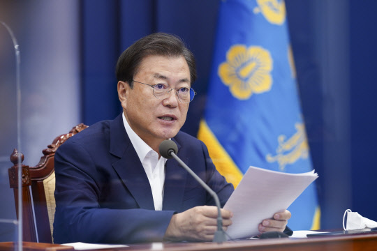 문재인 대통령이 9일 청와대에서 열린 수석·보좌관회의에서 발언하고 있다.   연합뉴스